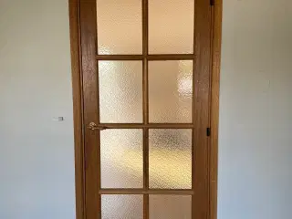 Indvendig dør i teaktræ med glas og karm