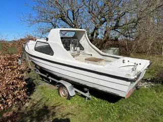 Båd med 15 hk 4-takts-motor og trailer
