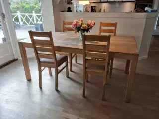 Egetræsbord og stole