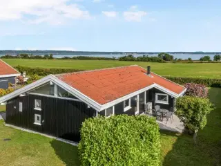 Sommerhus p� T�singe med sk�n panoramaudsigt ud over vandet.