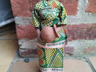 Afrikansk figur med en lerkrukke