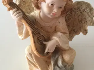 Englefigur i keramik