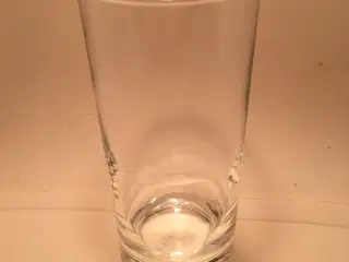 Glas vase med kraftig fod på 2 cm str 15 x 6 cm