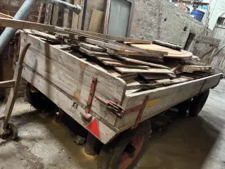 Traktorvogn som har stået opklodset