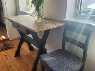 Bord, antikt med 2 stole