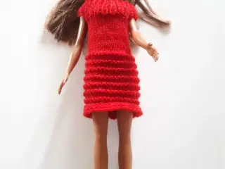 Hjemmestrikkede Barbie kjoler. Flere farver