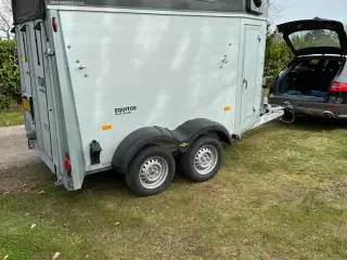 Humbaur Equitos Alu Plus - to heste - med sadelrum