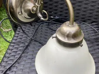 Væglampe med matteret glas skærm