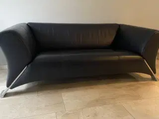 Sort lædder sofa.