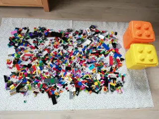 Blandet lego 2 kg. inkl 2 opbevaringsspande