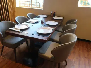 2 borde og 6 nye stole