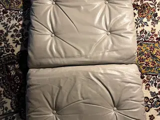 2 sandfarvede skind hynder I. Relling