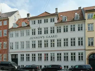 Nyistandsat kontorlejemål i to plan. tæt på Christianshavns Torv og alt dets leben.