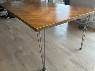 Spisebord i sildebensparket