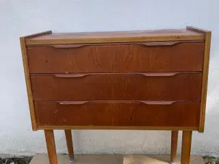 Fin lille kommode i teak