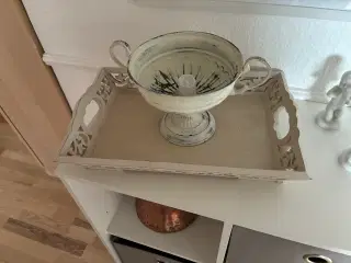 Dekorativ skål på fod og bakke i træ i cremefarv