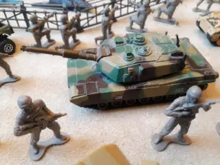 Militærsæt med 42 Soldater m.m.