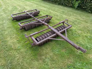Ældre landbrugsmaskiner sælges. 500kr pr. del.