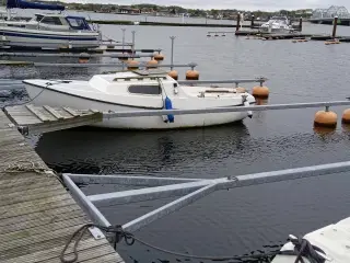 båd,med indbygget 8 hk indbygget sabb motor