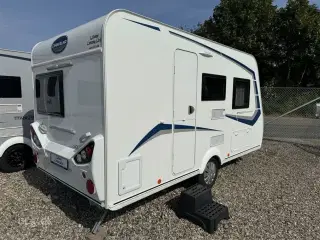 2023 - Caravelair Alba Style 390   Prisen er inkl. klargøring, gastest, fugttest, syn og nummerplade.