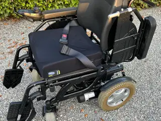 Elektrisk kørestol med helt nye batterier. 