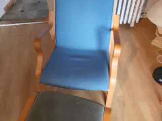 Lænestol i blå betræk + taburet