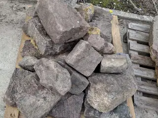 Diverse granitsten sælges
