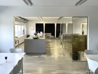 Lyst og præsentabelt kontorlejemål på 1.170 m²ved Viby Centret syd for Aarhus