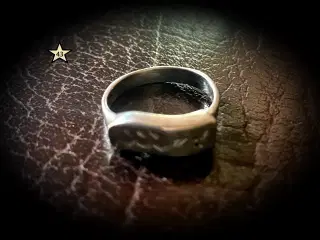 * Sterlingsølv; Enkel ring - med graveringer