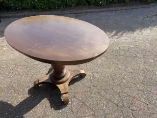 Ovalt spisebord