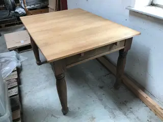 Spisebord i massivt egetræ