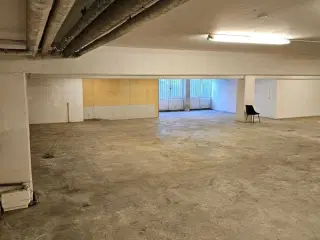 Erhvervslejemål til leje - lager i industiområde