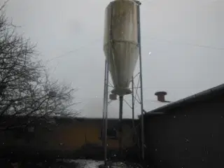 - - - Glasfibersilo på høje ben, 20 m3, 12 ton