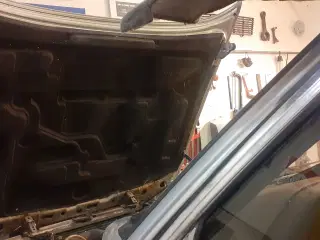 BMW E30, lydisolering motorhjelm