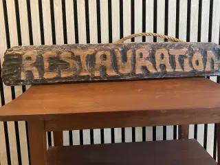 Fedt træskilt med tekst med teksten restauration