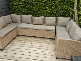 Loungesofa og bord til haven 