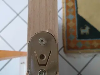 Dør med karm, greb og fodtrin