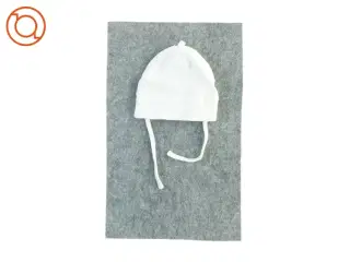 Hvid baby hue fra H&M (str. 62)