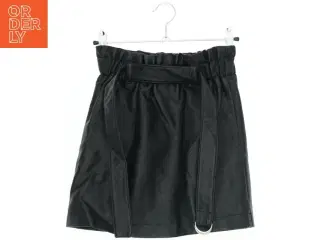 Sort nederdel i læderlook fra River island (str. 140)