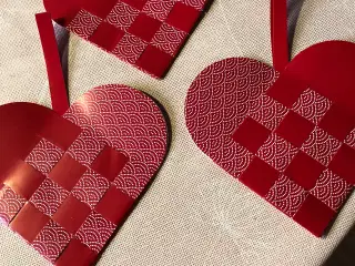 Nye håndflettede julehjerter