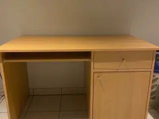 Skrivebord med skuffe, skab og tastatur-udtræk.