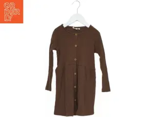 Brun kjole med knapper fra Lil atelier (str. 104)