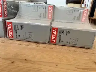 2 stk. solcelledrevne Velux mørklægningsgardiner