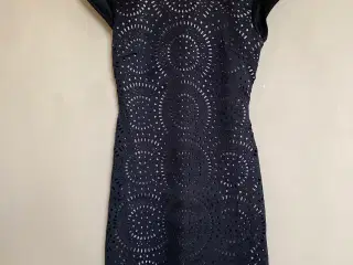 Smuk kjole med hulmønster 
