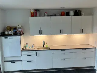 Køkken med hvidevare 