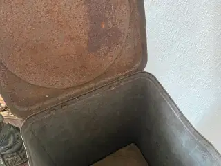 Stor smuk gammel dåse