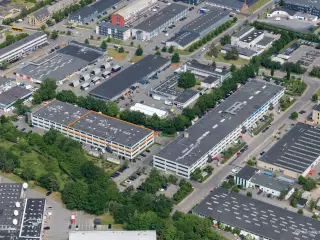Lager- og kontorlejemål med pæne glasløsninger. klimaanlæg og stort kantineområde
