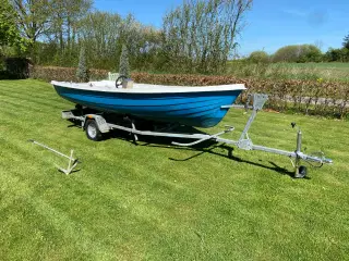 Jolle med nyrenoveret trailer