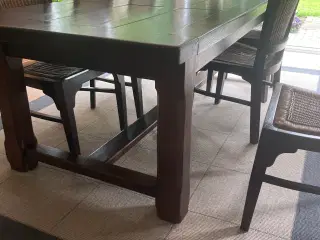 Spisebord med 1 plade og stole
