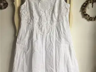 Super sød  kridhvid kjole i tyndt bomuld